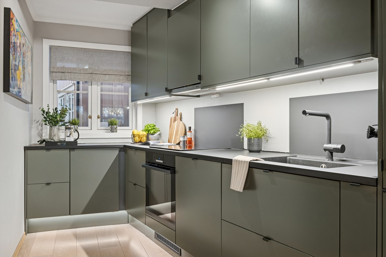 Kjøkkenet er oppgradert i 2021 med nytt elektrisk anlegg, nye hvitevarer og et moderne Epoq kjøkken. Galleribilde