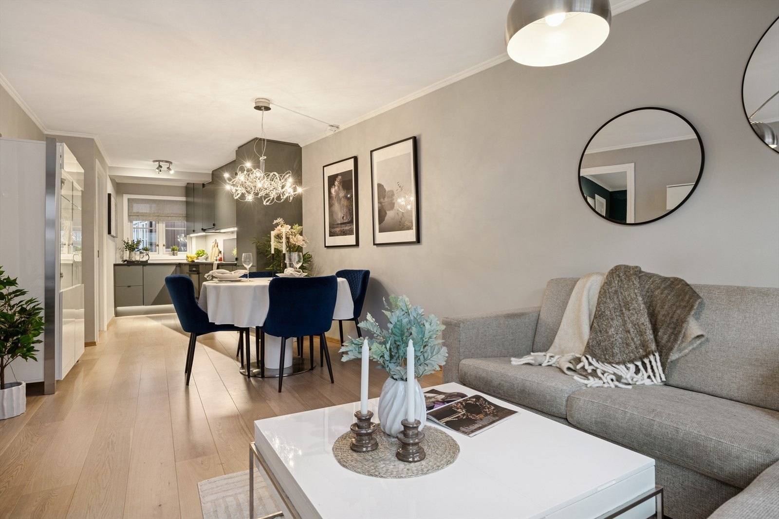 Stuens gode utforming og de tidløse fargevalgene på vegger legger et godt grunnlag for å innrede rommet etter eget ønske. Galleribilde