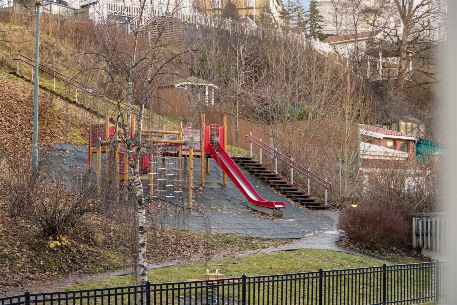 Fra leiligheten er det og kort vei til Kristiansten festning som er et populært landemerke hvor man kan nyte parkområde om sommeren, men og ellers året rundt. Galleribilde