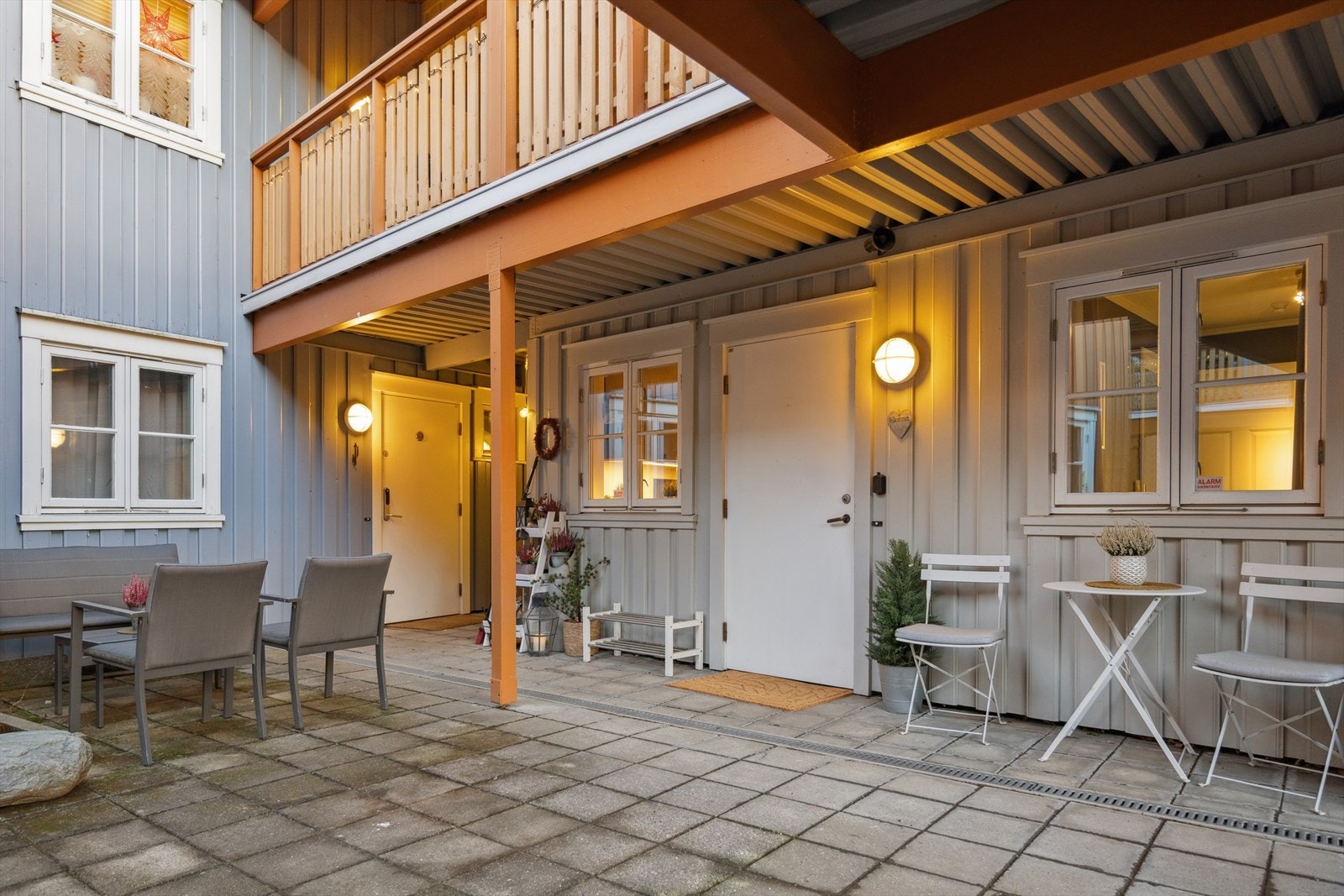 Plass til private utemøbler ved inngangsdøren til leiligheten. Galleribilde