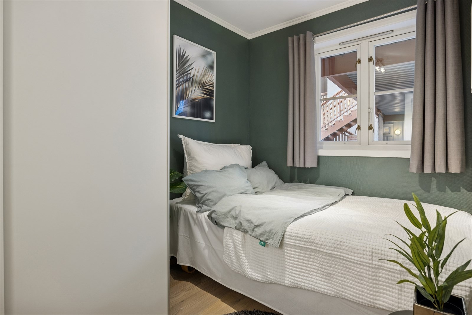 Det andre soverommet måler 6,5 m² med plass til både seng og garderobe. Galleribilde