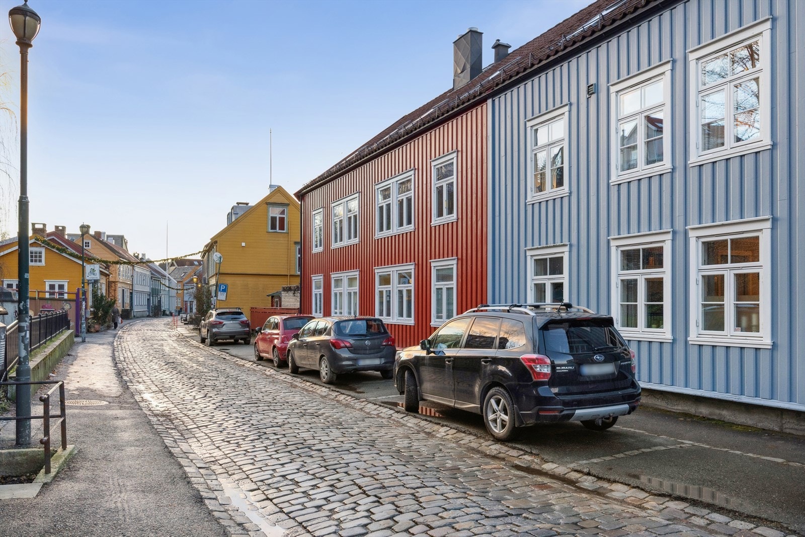 Bakklandet byr på kaféer, restauranter og hyggelige møteplasser rett utenfor døren. Galleribilde