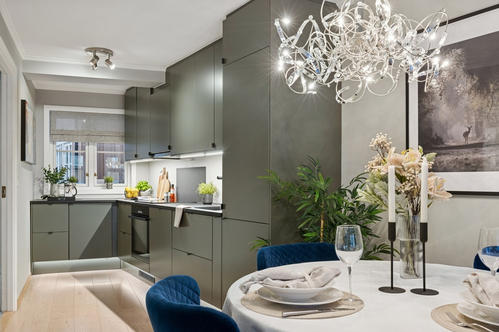 Stue og kjøkken er i en åpen løsning med en samlet størrelse på 26 kvm. Den gjennomtenkte planløsningen skaper naturlige soner for møblering. Galleribilde