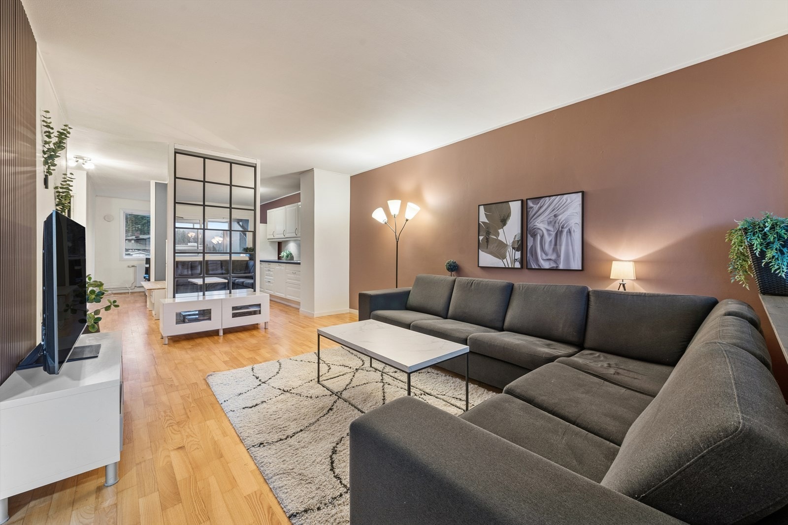 Den åpne løsningen mellom stue og kjøkken skaper en god ramme for både sosiale sammenkomster og hverdagsliv. Galleribilde