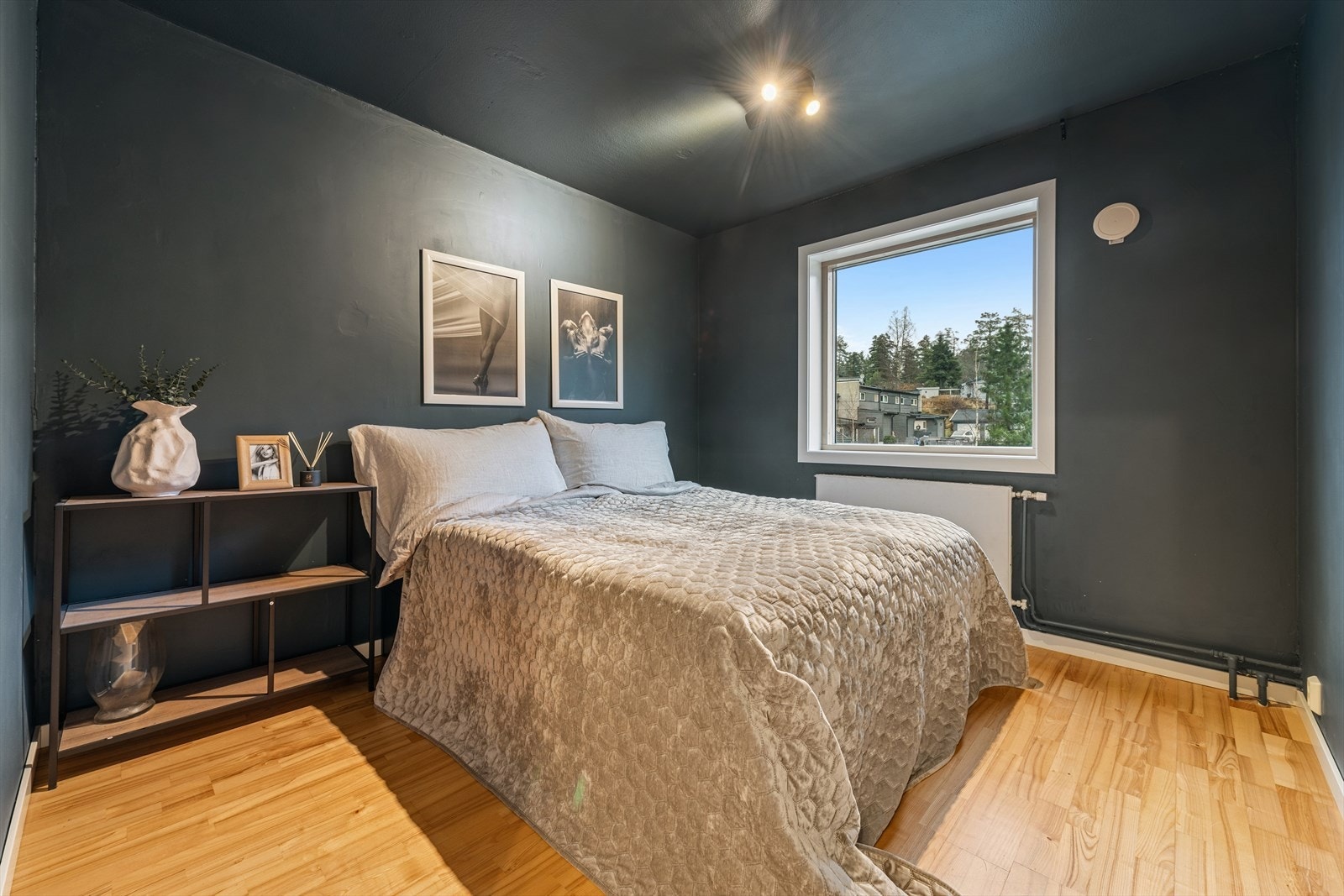 Leiligheten har to romslige soverom, begge med god plass til seng og tilhørende møbler. Galleribilde