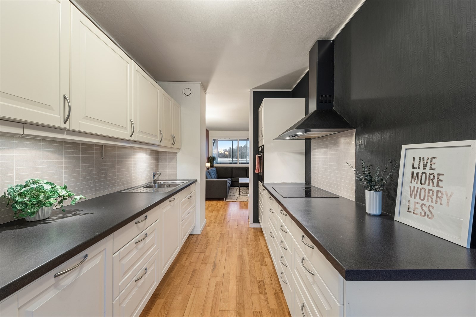 Kjøkkenet er velholdt og praktisk utformet, med godt med både skap- og benkeplass. Galleribilde