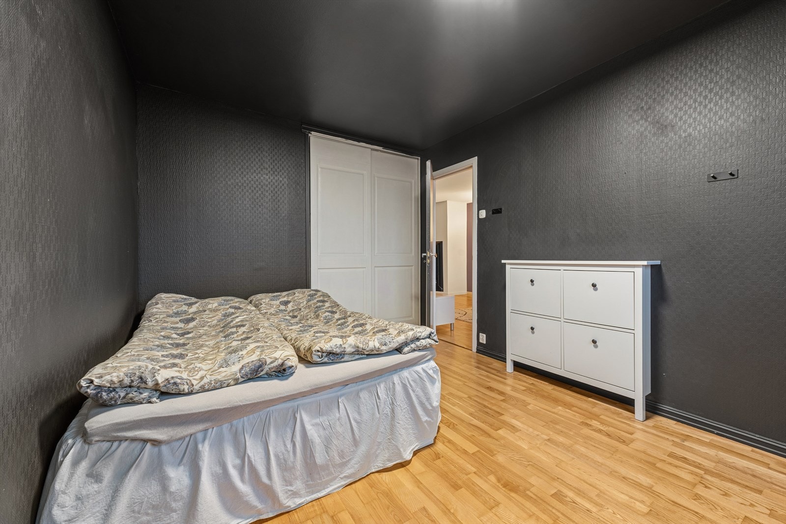 Både hovedsoverommet og soverom 2 er innredet med dobbeltseng og begge har god plass til oppbevaring og øvrig møblement etter behov. Galleribilde