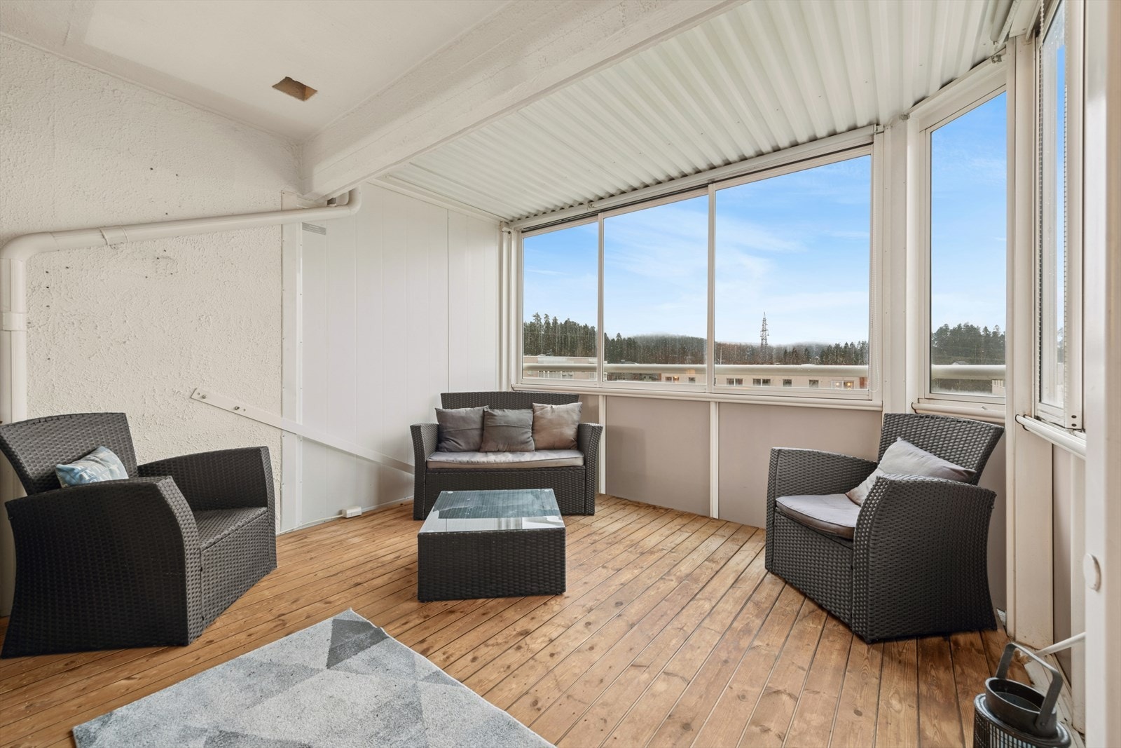 Fra stuen har du utgang til en innglasset balkong på ca. 10,5 kvm - perfekt for en koselig sittegruppe og annet ute møblement. Galleribilde