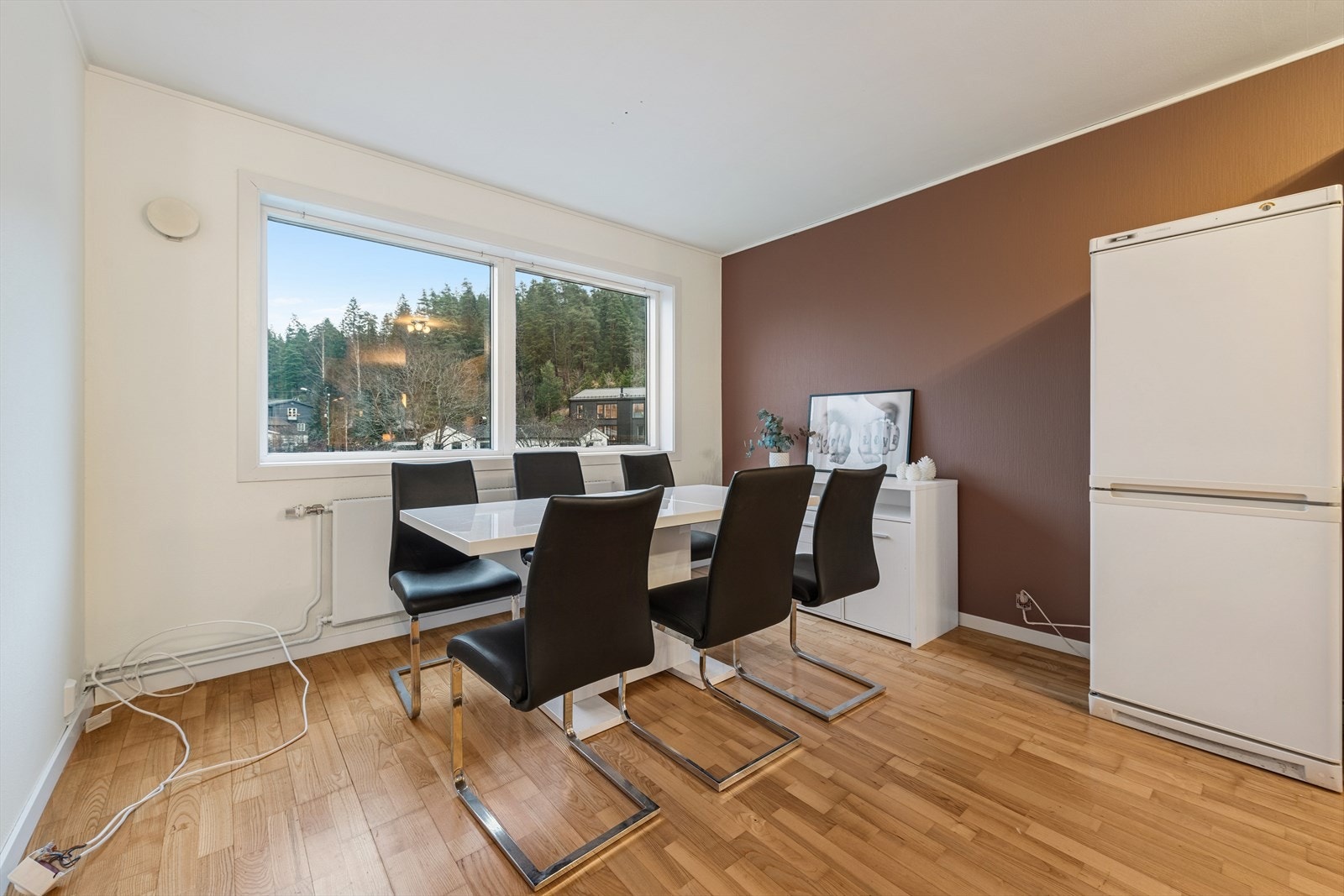 Her er det godt med naturlig lys fra de store vindusflatene. Galleribilde