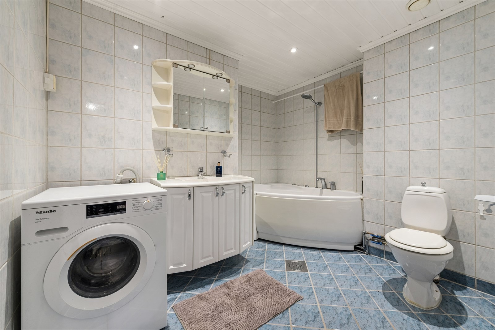 Flislagt baderom med boblebadekar for ekstra komfort. Galleribilde