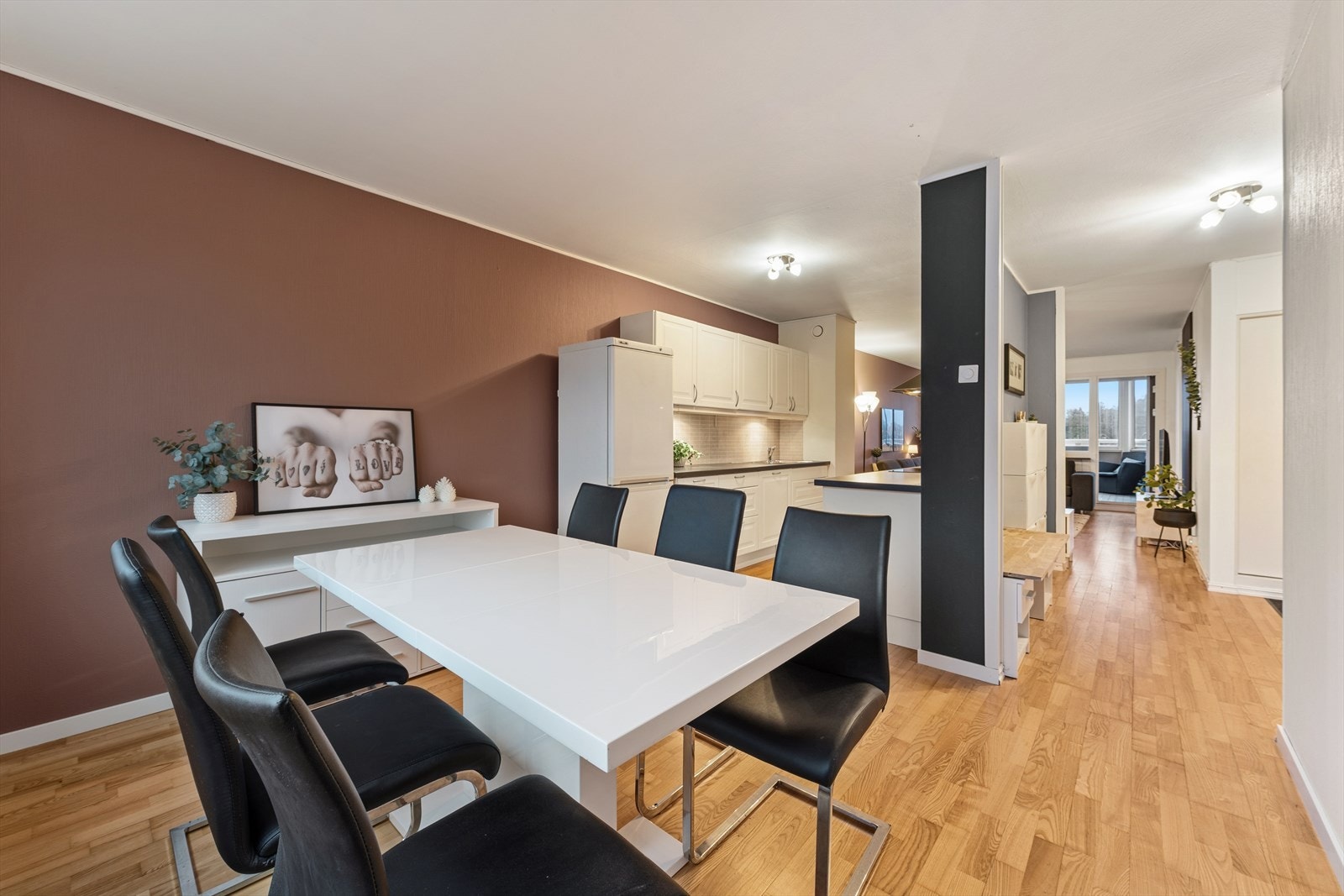 Her er det god plass til spisegruppe og annet møblement. Galleribilde