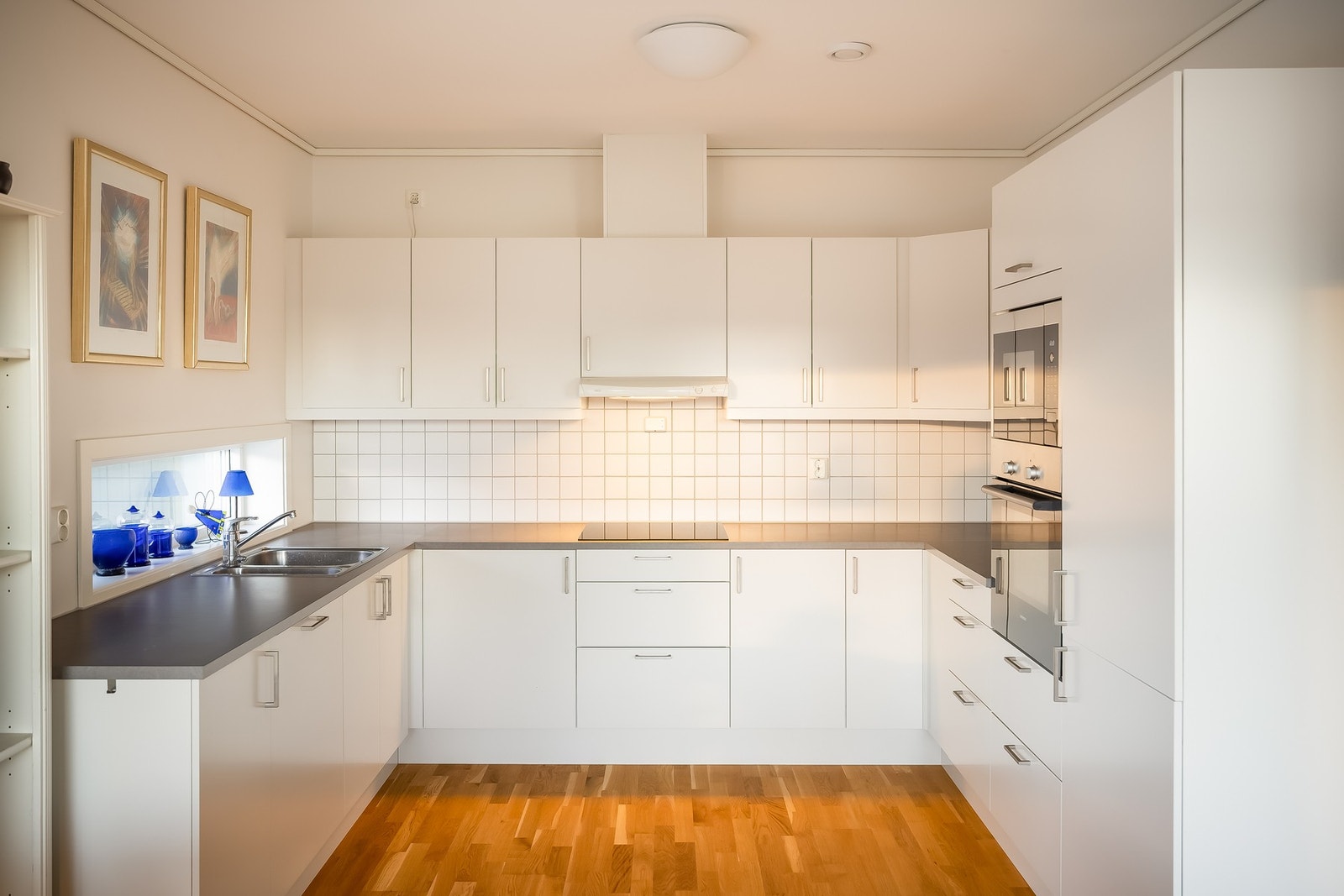 Moderne og flott kjøkken med integrerte hvitevarer, samt godt med skap- og benkeplass. Galleribilde