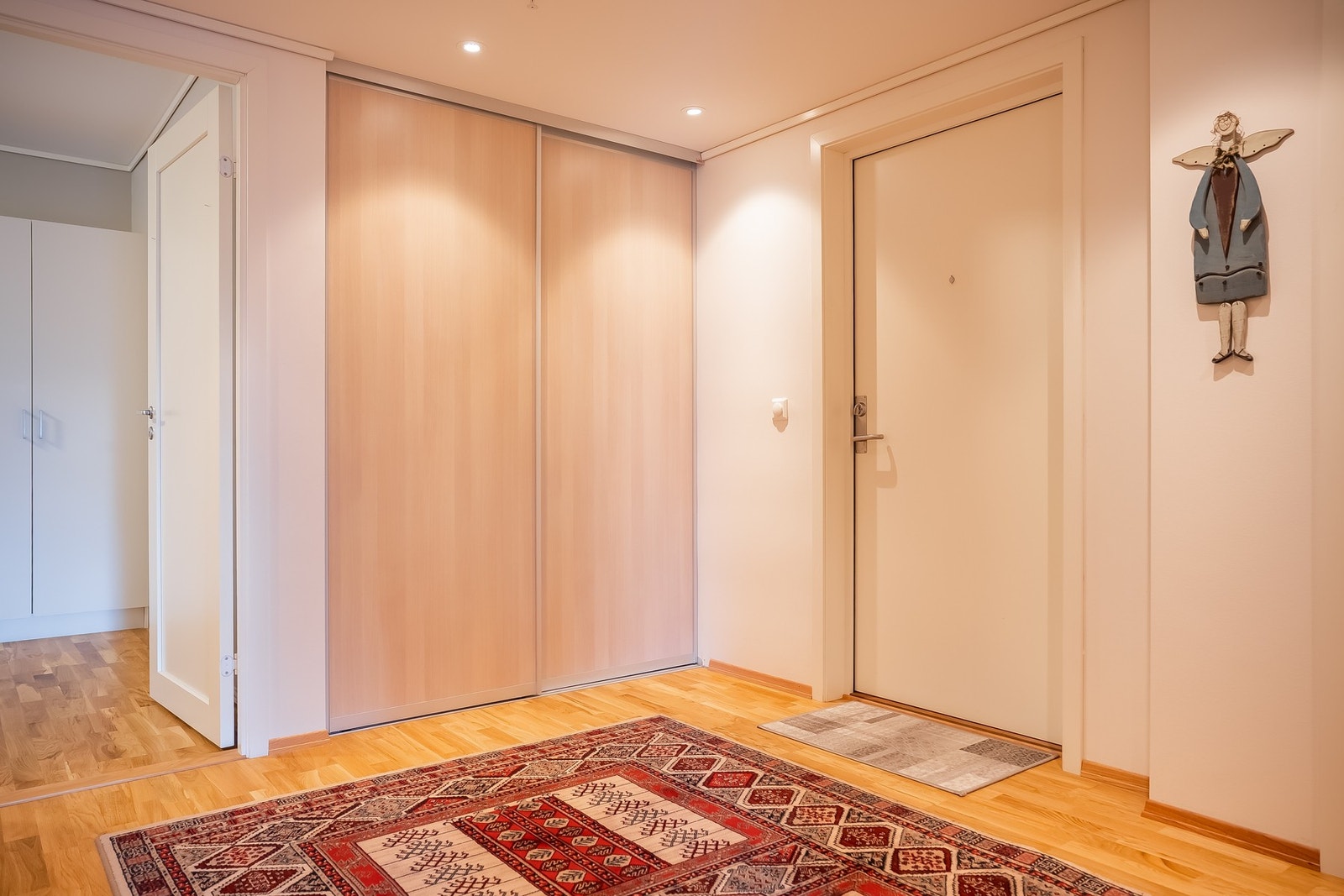 I entreen er det innredet med en praktisk skyvedørsgarderobe for oppbevaring av yttertøy, sko og annet utstyr. Galleribilde