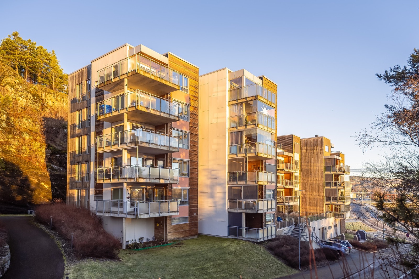 Området er rolig og består i hovedsak av større eneboliger samt noen fritidsboliger lengre inn. Man kan gå ned til sjøen eller ned til Storvika strand hvor man har en flott sandstrand. Galleribilde