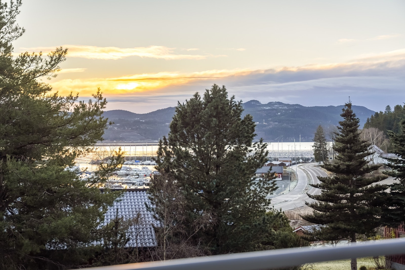 Man kan gå ned til sjøen eller ned til Storvika strand hvor man har en flott sandstrand. Galleribilde