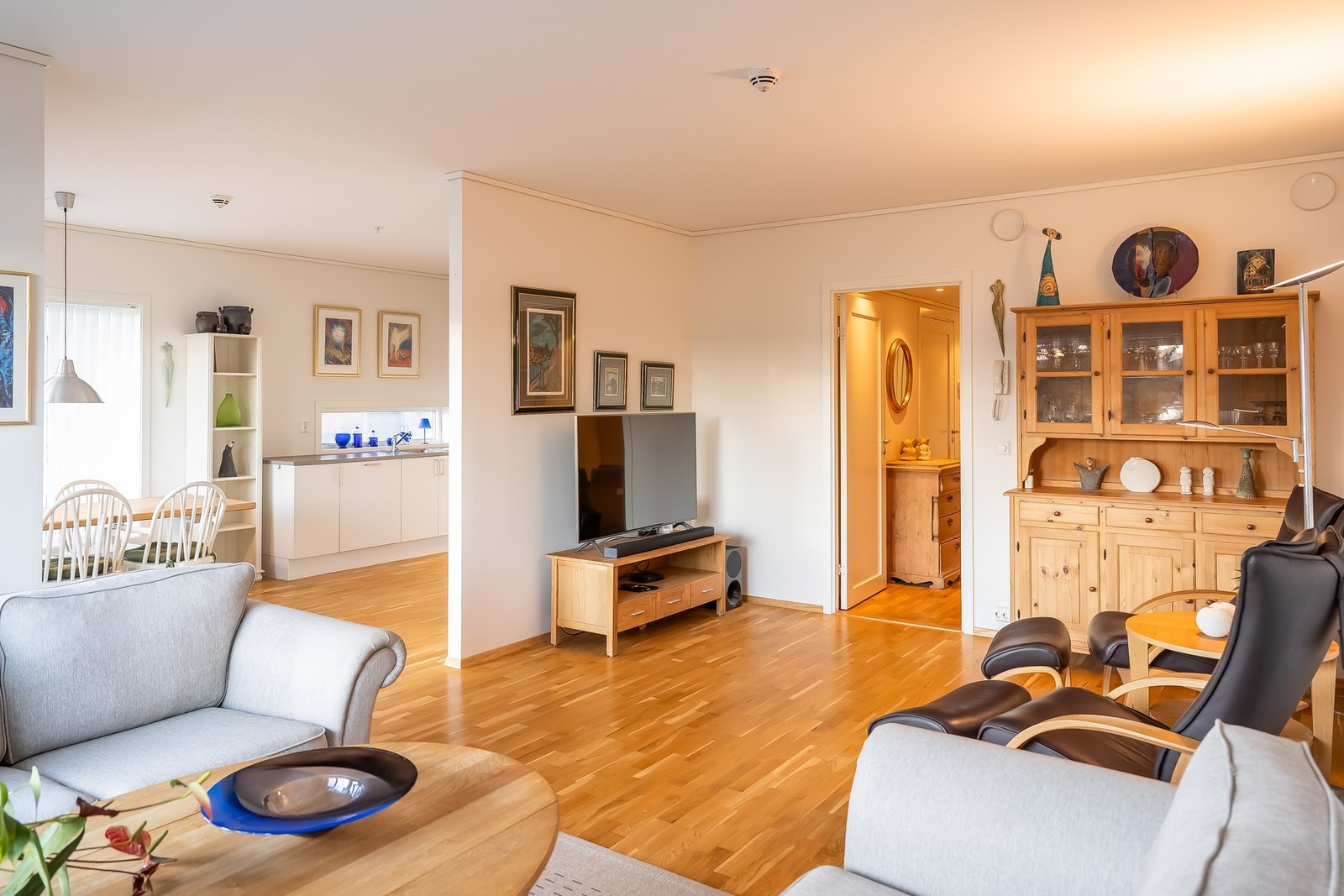 Rommets størrelse gjør det enkelt å innrede med både sofalounge, spisegruppe og øvrig møblement. Galleribilde