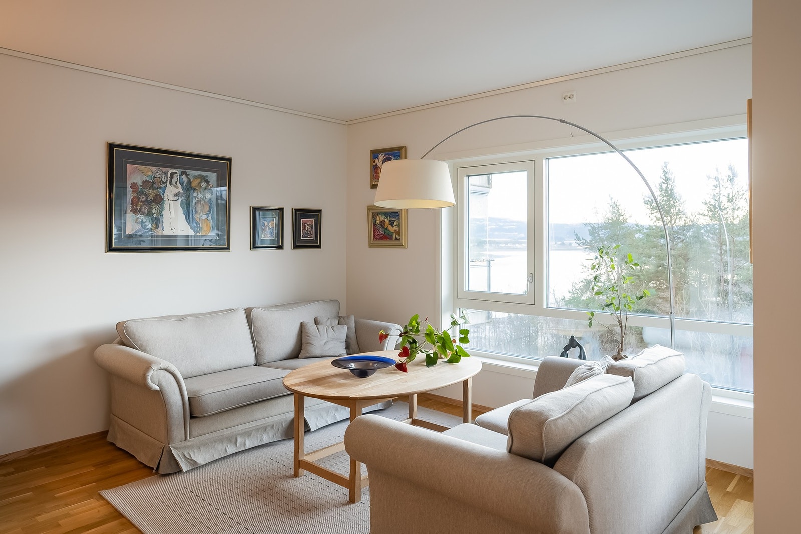 De store vindusflatene slipper inn rikelig med naturlig lys. Galleribilde