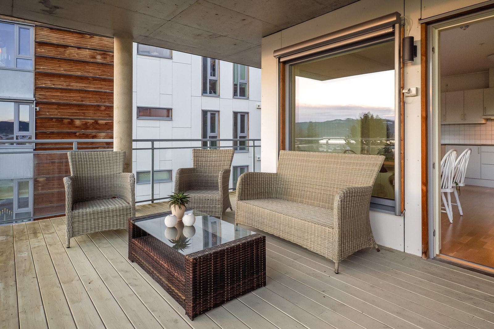 Fra stuen er det utgang til en stor terrasse som gjør det lettvint å innta måltidene utendørs om sommeren. Galleribilde