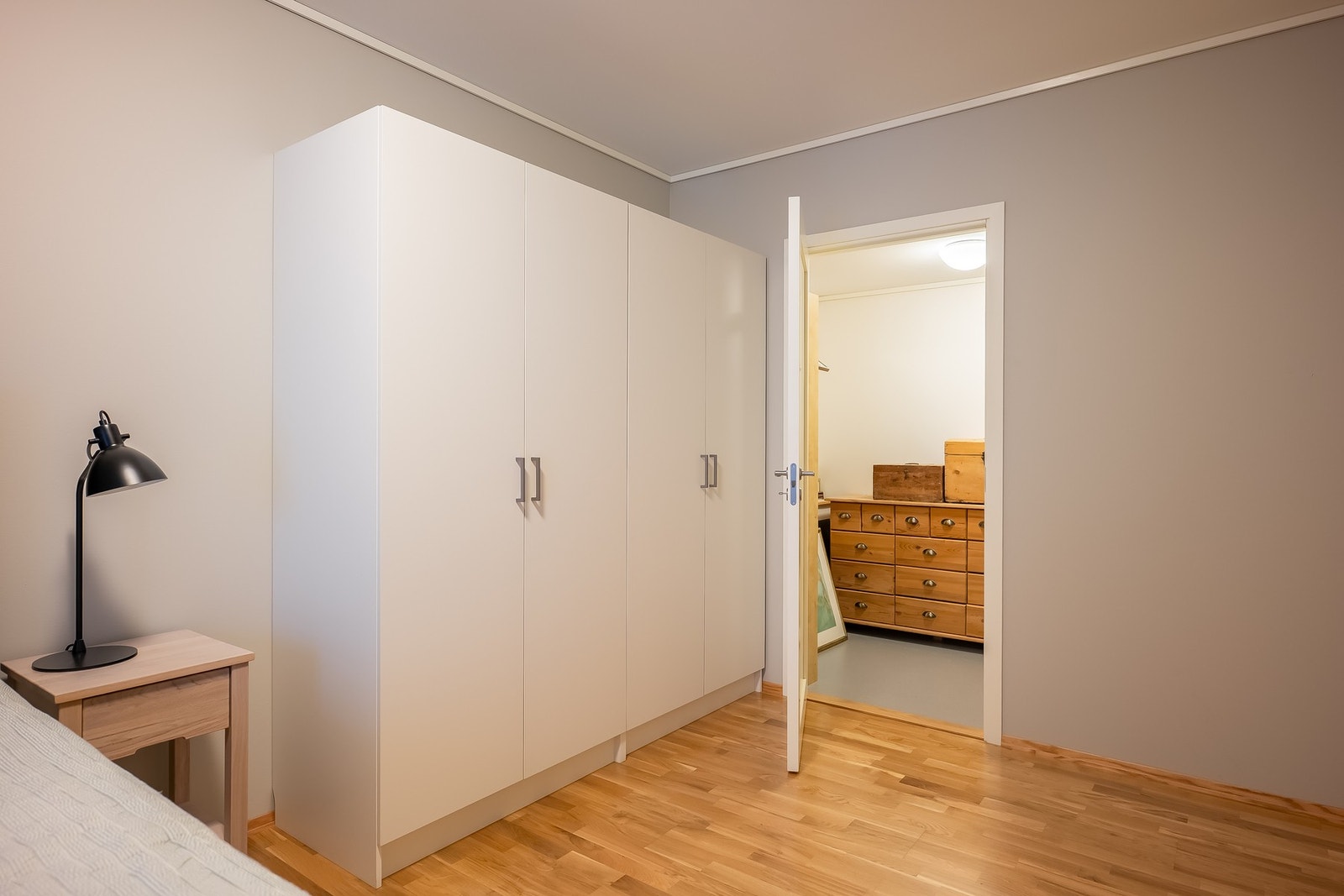 God plass til dobbeltseng, i tillegg til at det er innredet med praktiske garderobeskap. Galleribilde