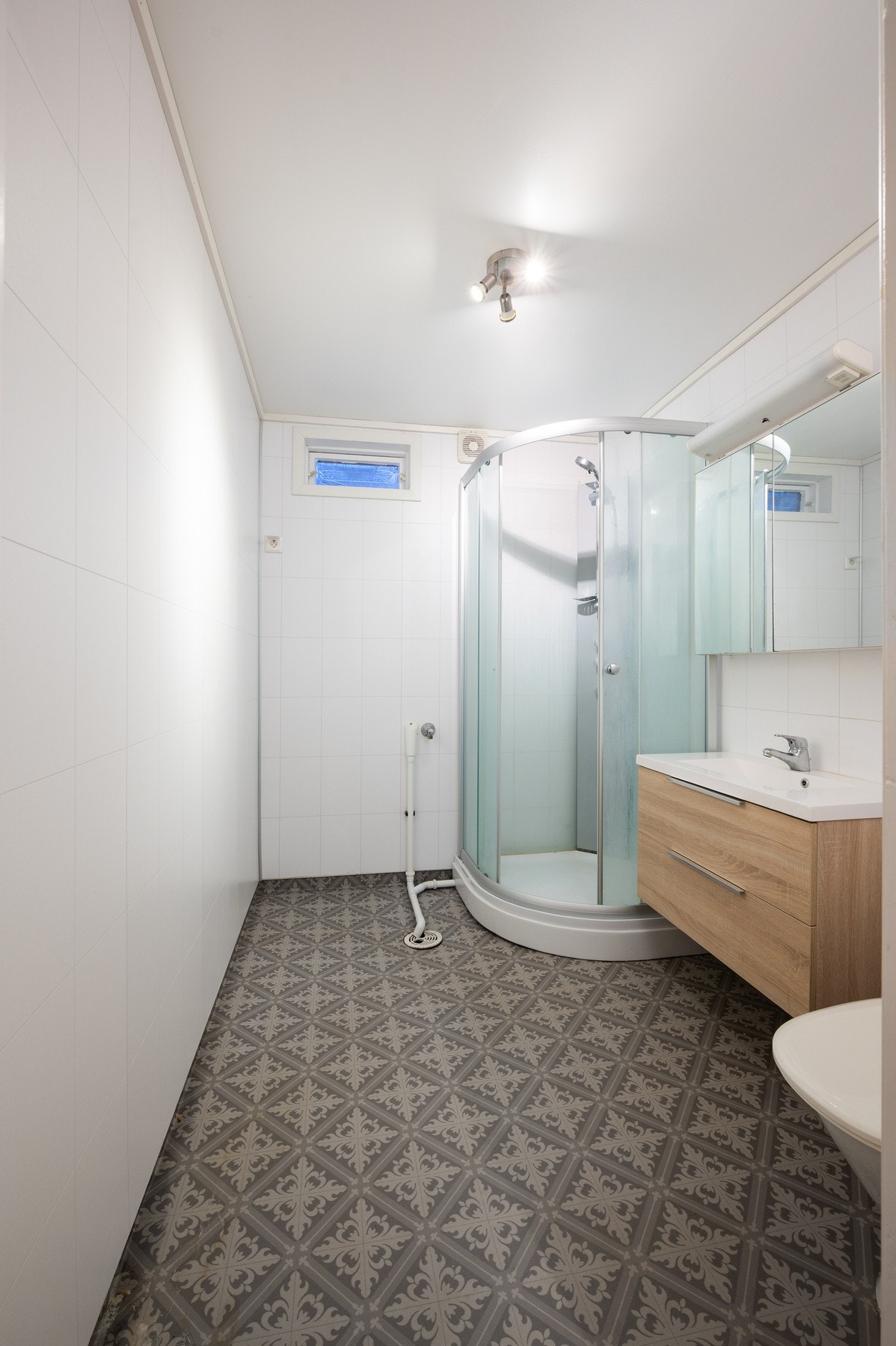 Kombinert bad/vaskerom med oppgraderte overflater og innredninger Galleribilde