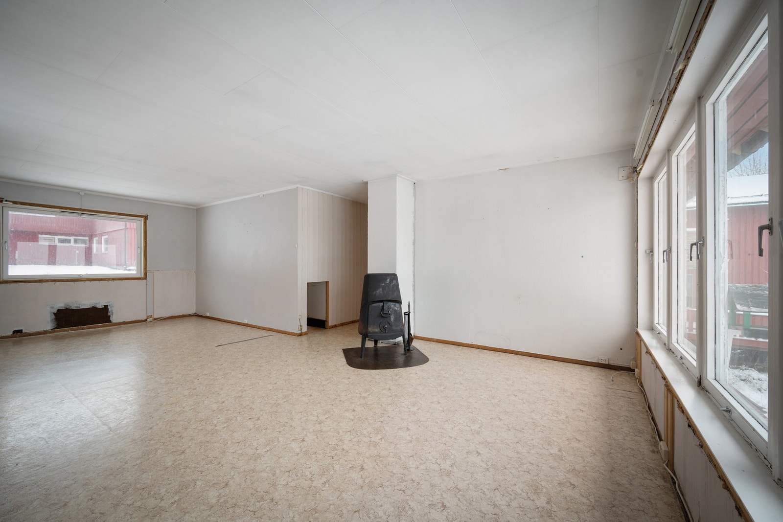 Åpen og romslig stue som gir et godt utgangspunkt for oppgraderingsarbeider Galleribilde