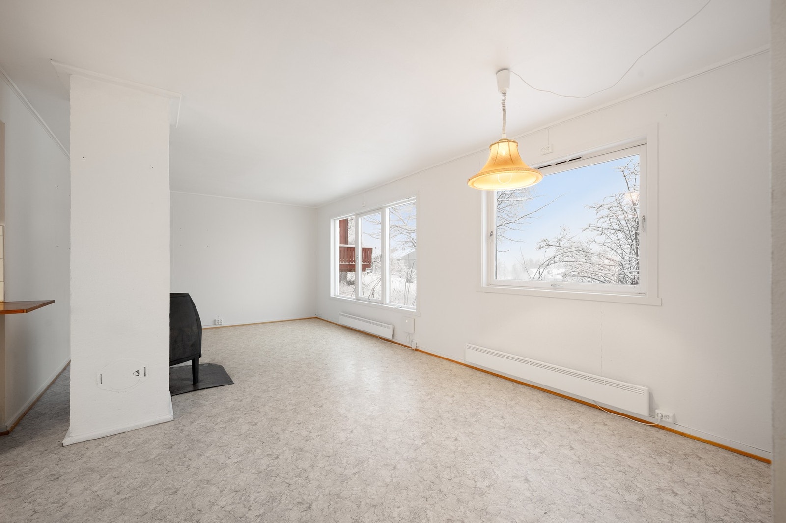 Store stuevinduer gir fint lysinnslipp og utsyn Galleribilde