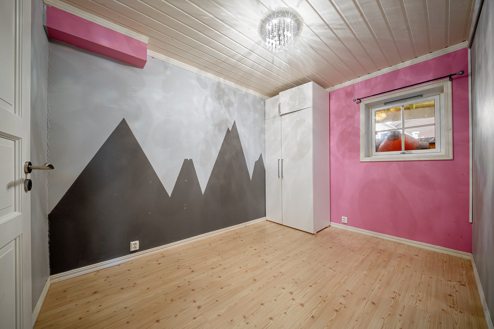 Soverom på ca. 10 kvm., innerst i hoveddelens sokkeletasje. Galleribilde