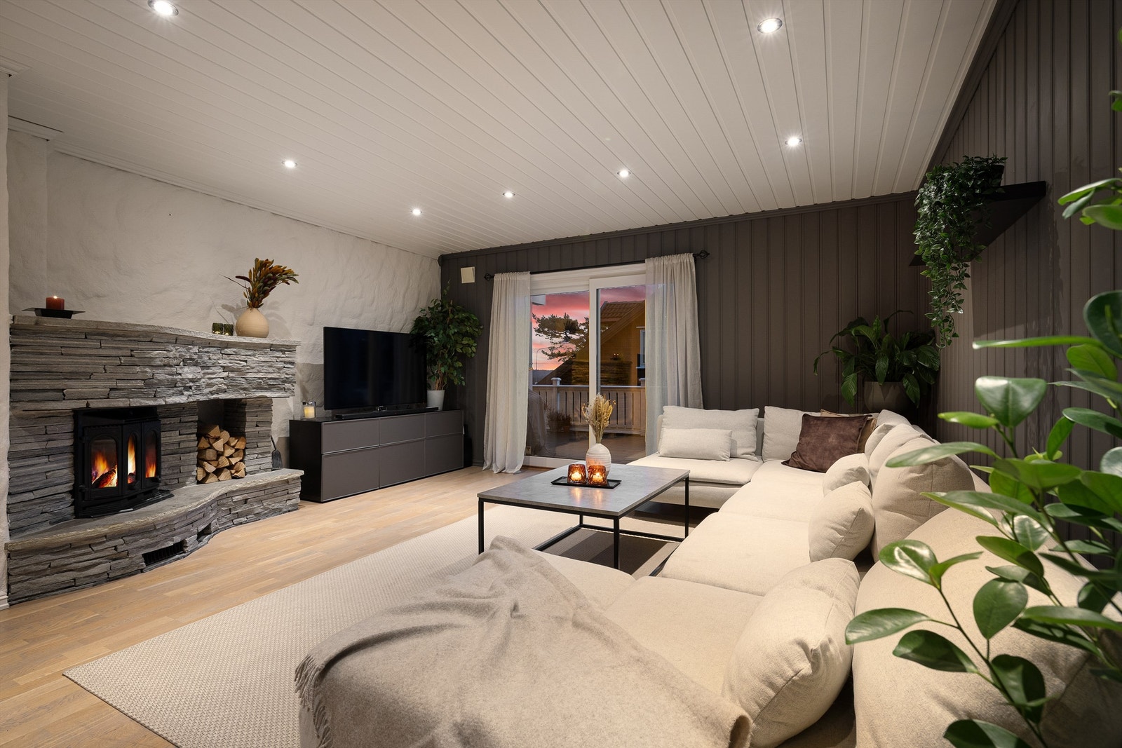 Stuens dekorative ildsted har peisinnsats fra Jøtul. Galleribilde