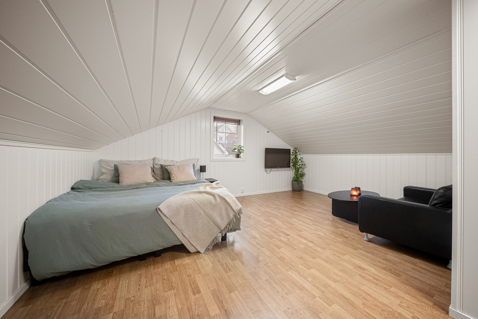 Gulvflaten er meget stor i to av loftsetasjens rom. Takhøyden er imidlertid lav under de skrånende himlingene. Galleribilde