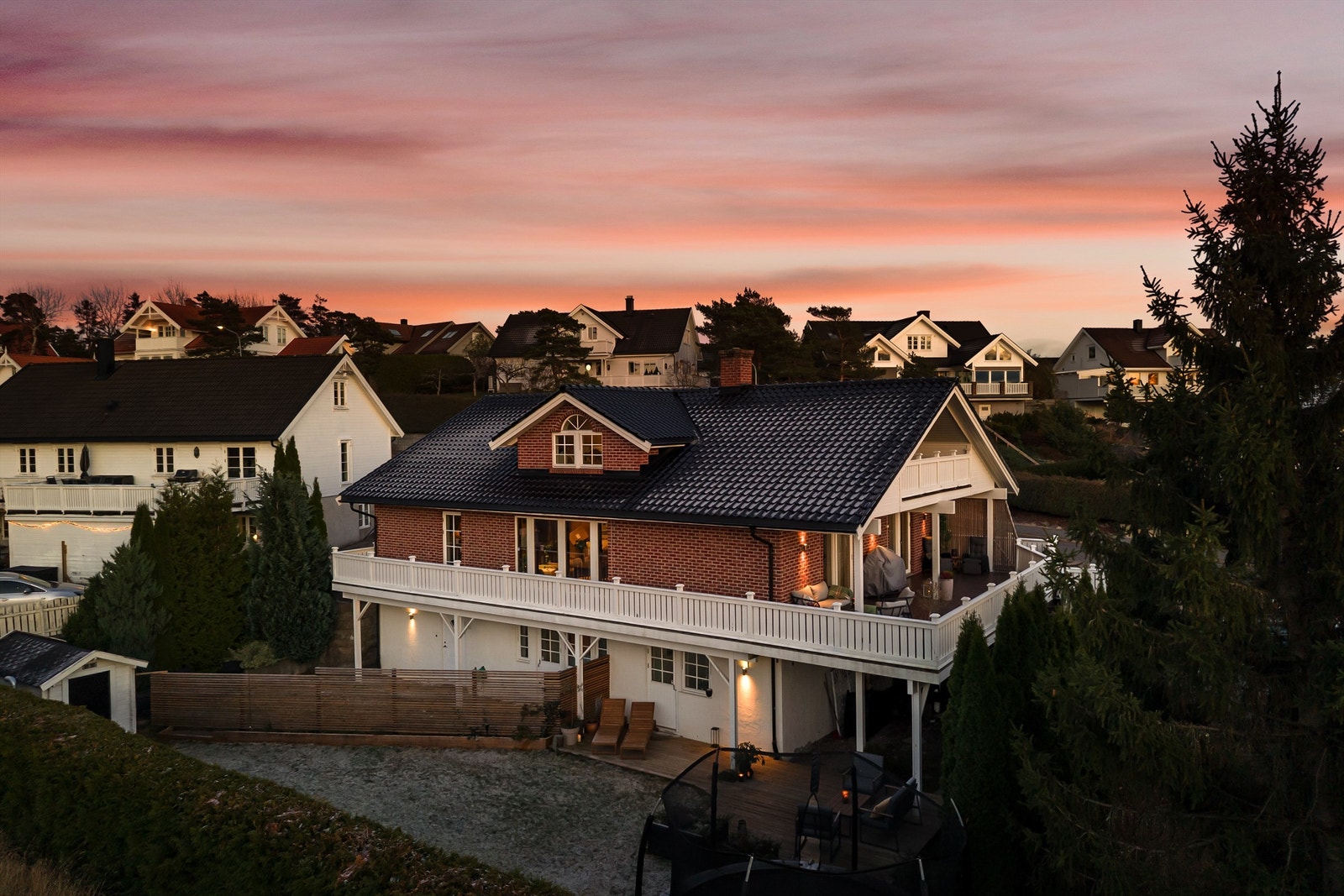 Denne tidløse teglsteinsvillaen ble ferdigstilt i 2002 og er meget innholdsrik - med godkjent utleiedel i sokkeletasjen. Fotograf; Kristoffer Kristiansen. Galleribilde
