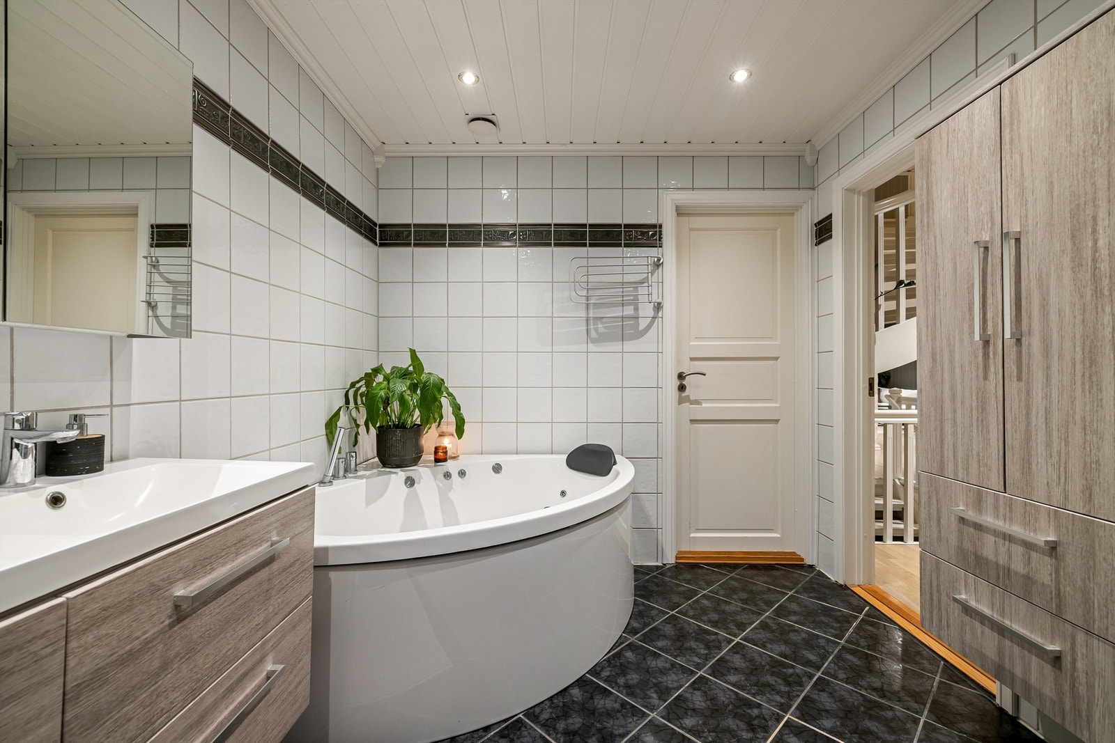 Vegg i vegg med badet finnes et nesten like stort vaskerom som også er tilgjengelig rett fra entreen. Galleribilde