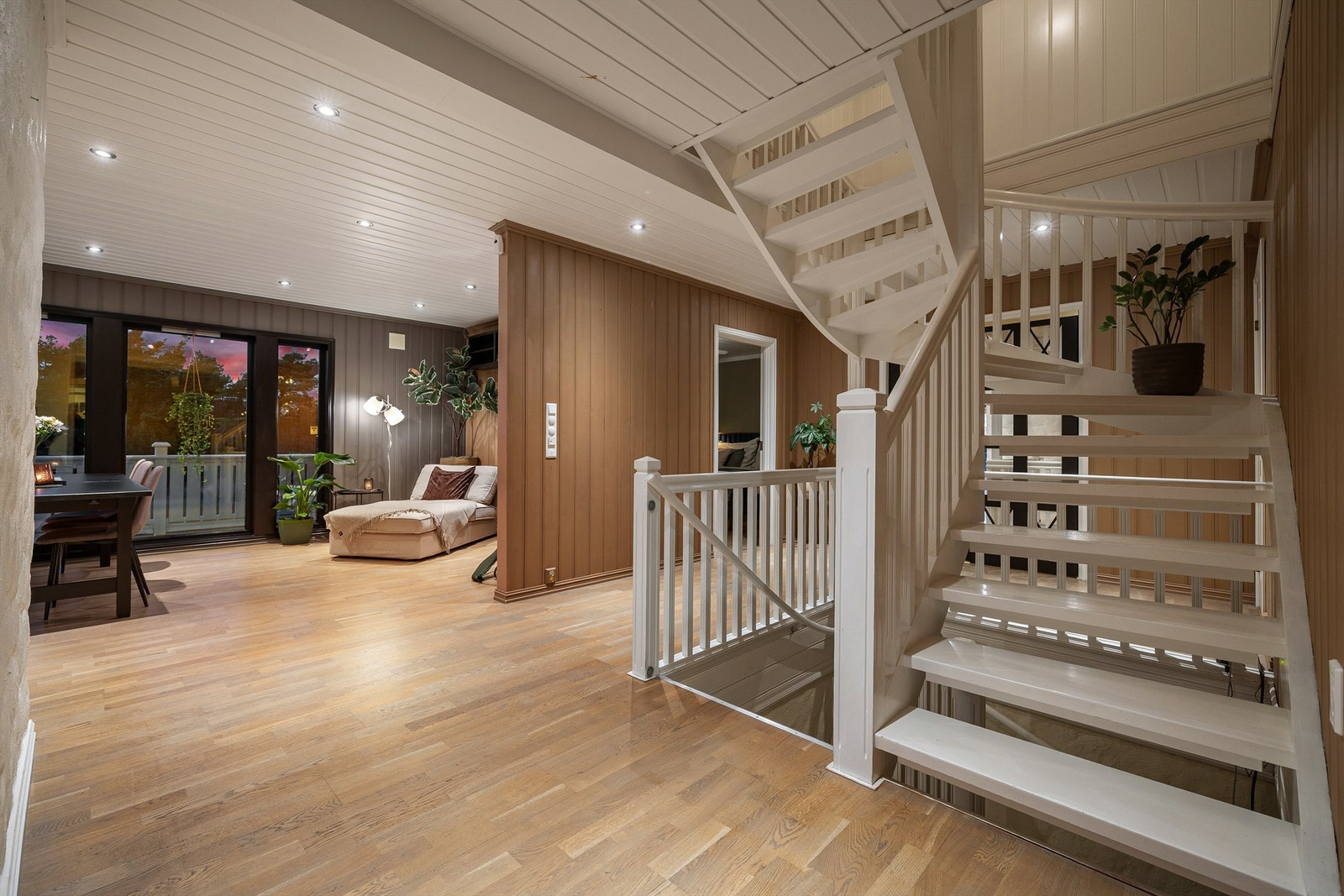 I hallen får du et representativt første møte med boligens indre. Åpen løsning mot stuen gjør hallen luftig. Galleribilde