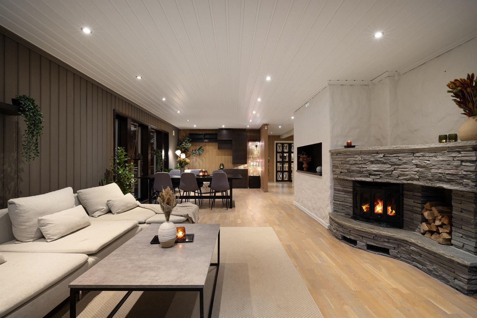 Innfelte spotter lyssetter stuen jevnt og dekorativt. Spottene kan dimmes til ønsket styrke og stemning. Galleribilde