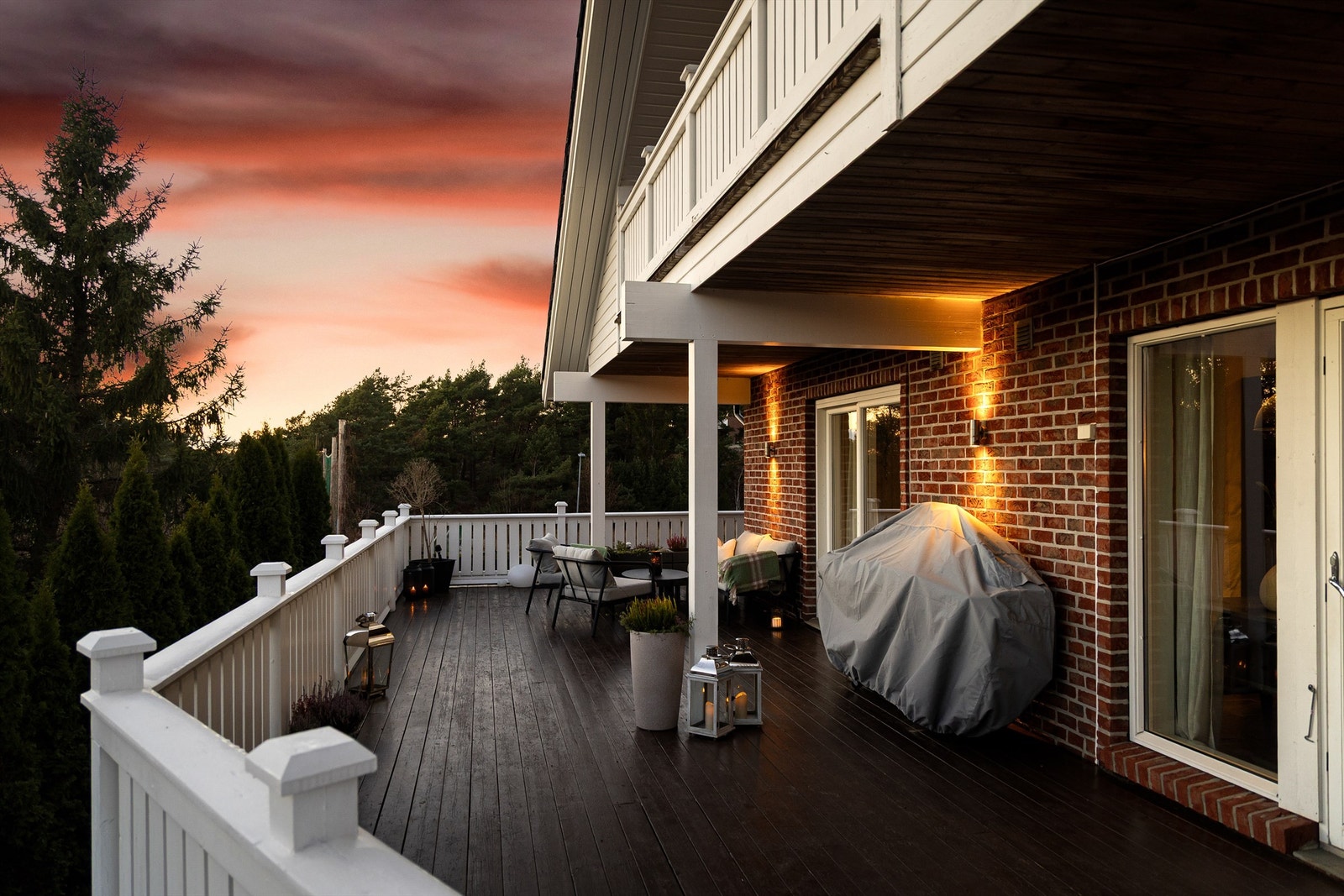 I tillegg til et innholdsrikt indre er det stor tumleplass utendørs. Terrasse, platting, balkong og veranda er til sammen på over 100 kvm. Galleribilde