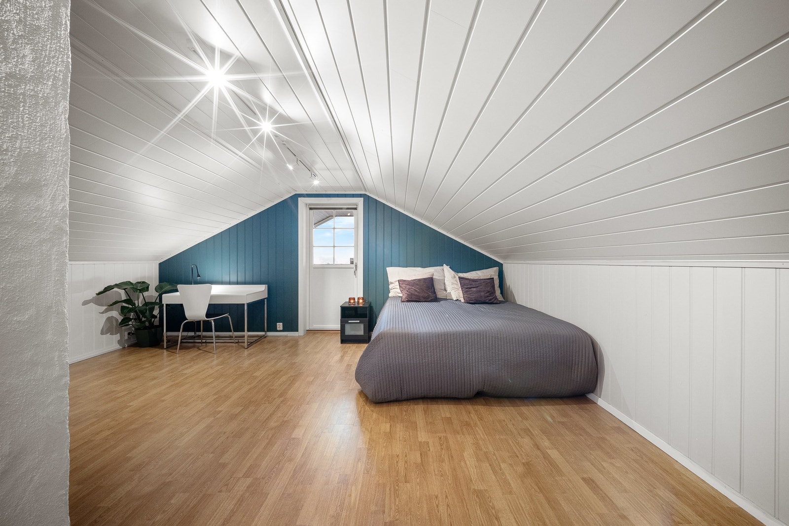 Dette loftsrommet utgjør loftsetasjens sydside og har utgang til verandaen. Galleribilde