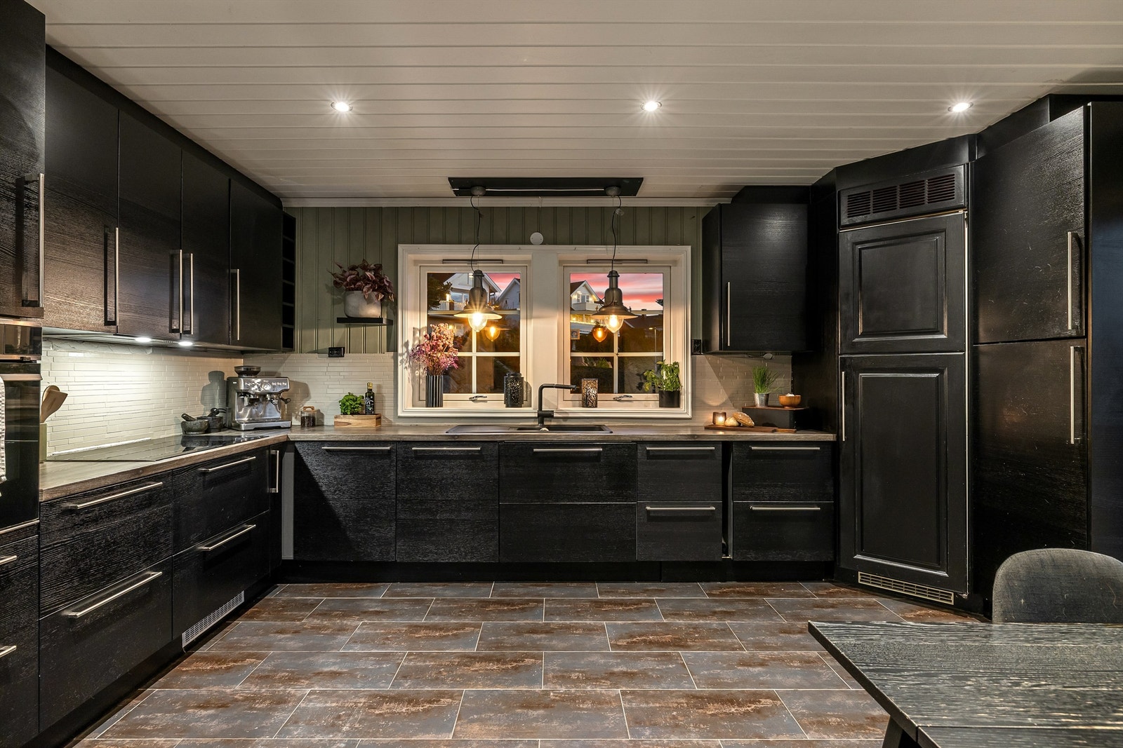 Kjøkkenet ble i 2020 oppgradert med ny og omfangsrik innredning fra Epoq. Kjølehjørnet er videreført fra byggeåret, kompressor ble skiftet i 2025. Galleribilde