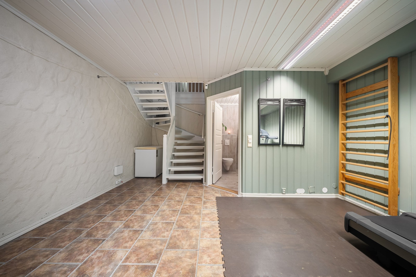 Med både bad, soverom, treningsrom og mulighet for stue er sokkeletasjen en ypperlig ungdomsavdeling. Galleribilde