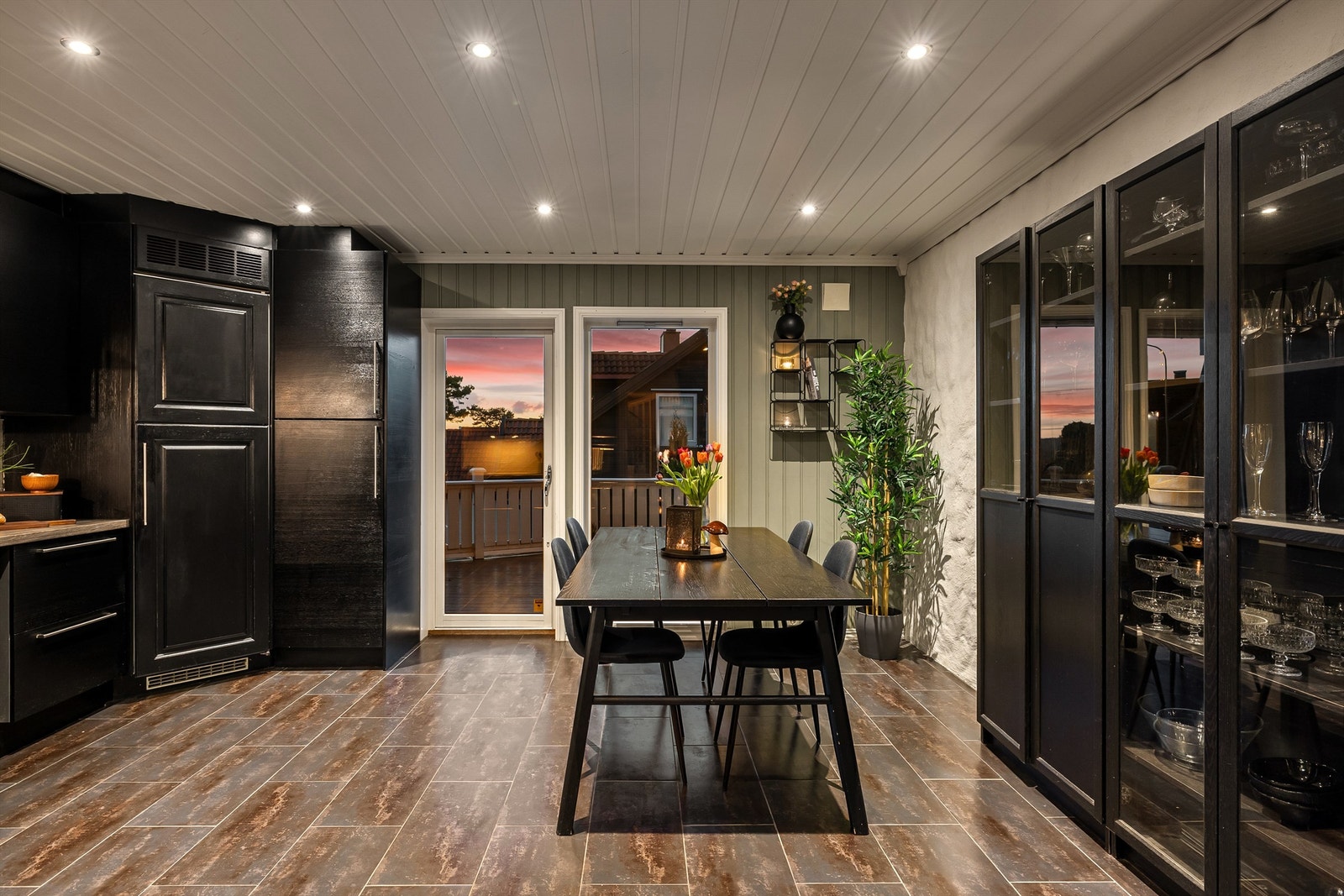 I det store kjøkkenet er det rom for hverdagens måltider. Terrassedør gjør det i tillegg enkelt å ta med måltidene ut i solen. Galleribilde