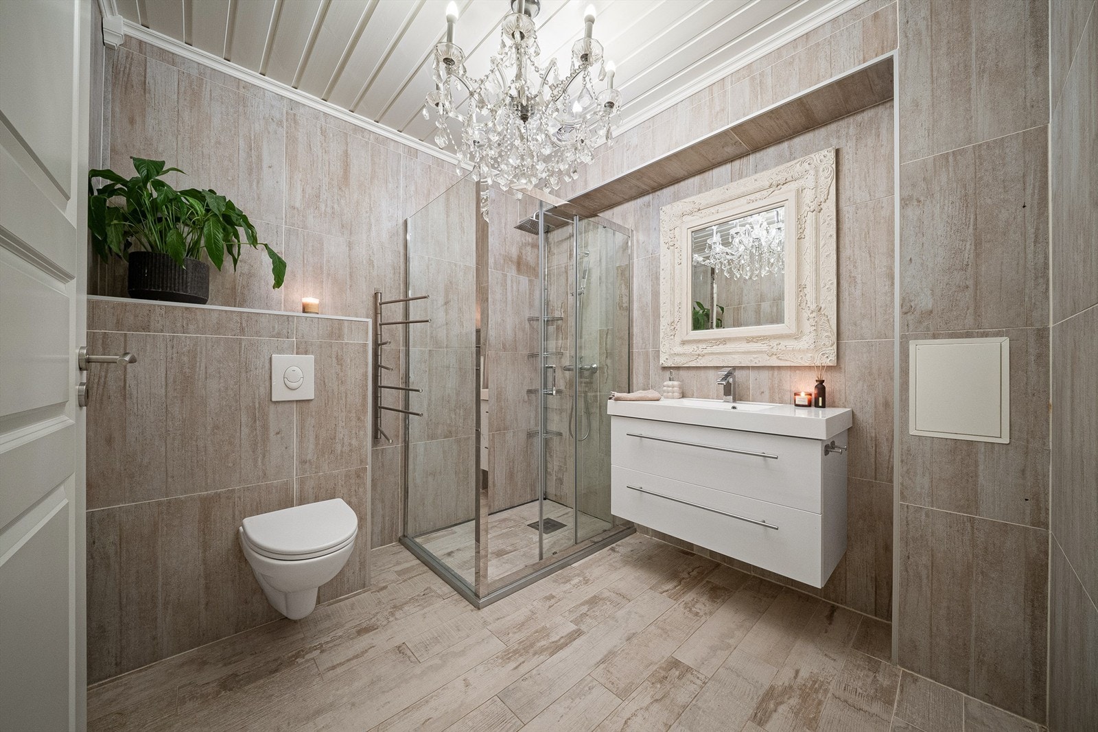 Sokkeletasjens bad ble i 2017 pusset opp med blant annet nye overflater og nytt sanitærutstyr. Enkelte tiltak bør påregnes. Galleribilde