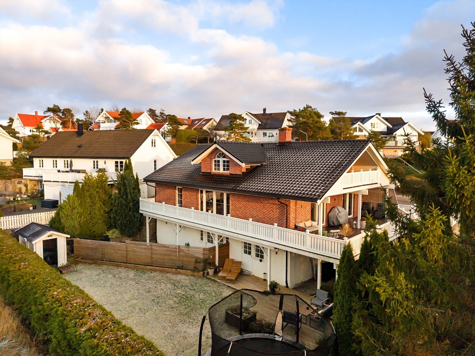 Utleiedelen har tilknyttet uteareal foran inngangsdøren, avskjermet med spilegjerde oppført i 2025. Galleribilde