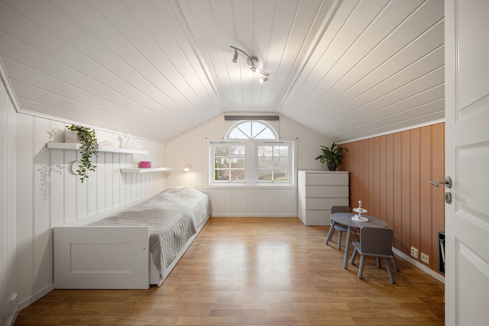 To ekstra soverom er i senere år etablert i loftsetasjens oppløft. Begge er utmerkede barnerom. Dette orientert mot øst. Galleribilde