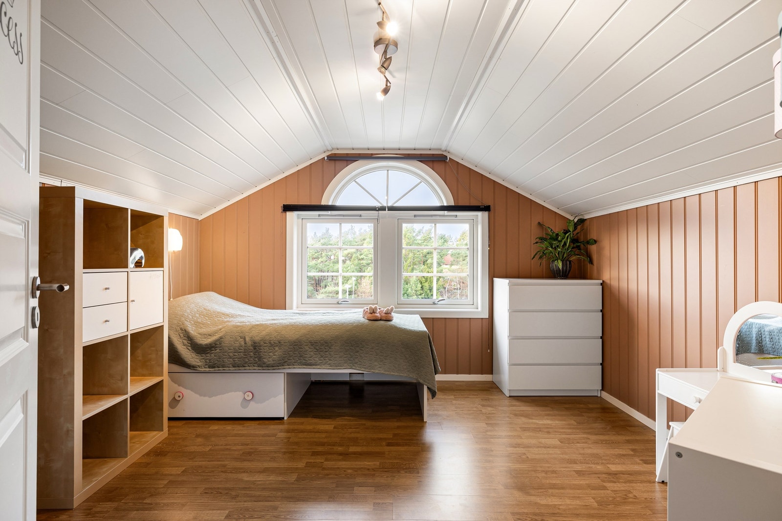 Begge soverom i loftsetasjens oppløft har høyere knevegger som gir god utnyttelse av gulvflaten. Dette er orientert mot vest. Galleribilde