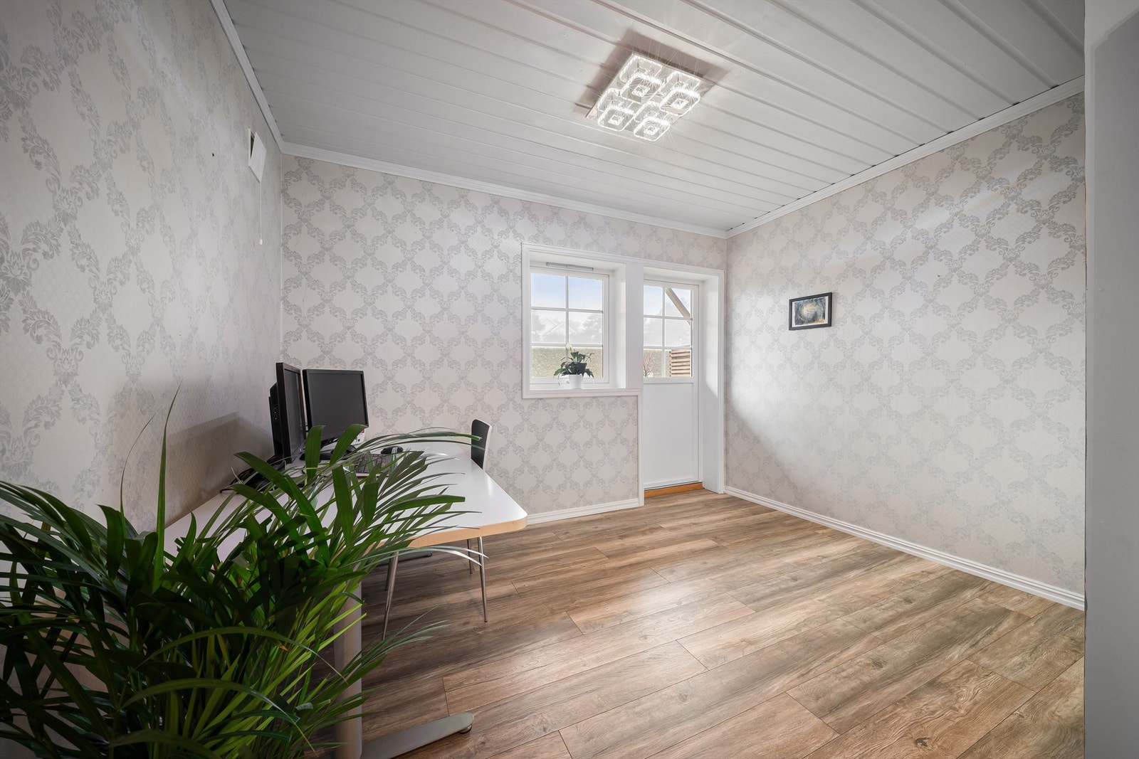 Det store arealet gjør rommet velegnet blant annet som kjellerstue. I hagen rett utenfor ble ny platting anlagt i 2025. Galleribilde