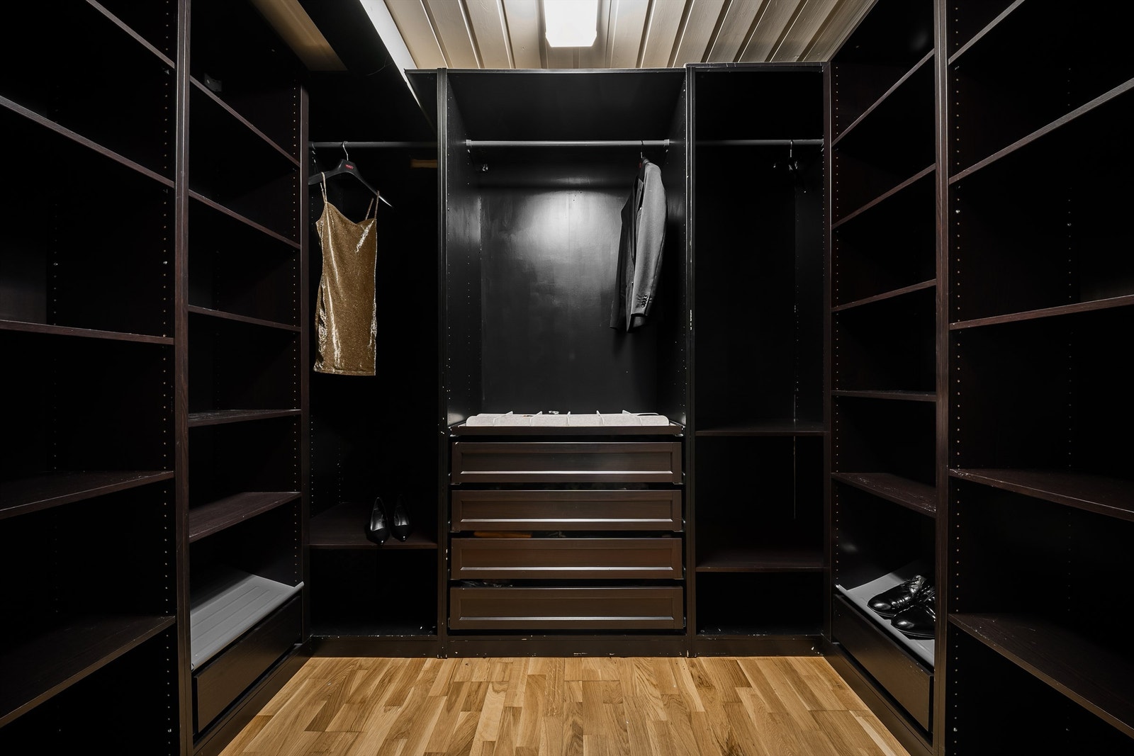 Bod mellom hovedsoverommet og badet er tatt i bruk som walk-in closet. Garderobeinnredningen gjør det lett å holde oversikt på klær og tilbehør. Galleribilde