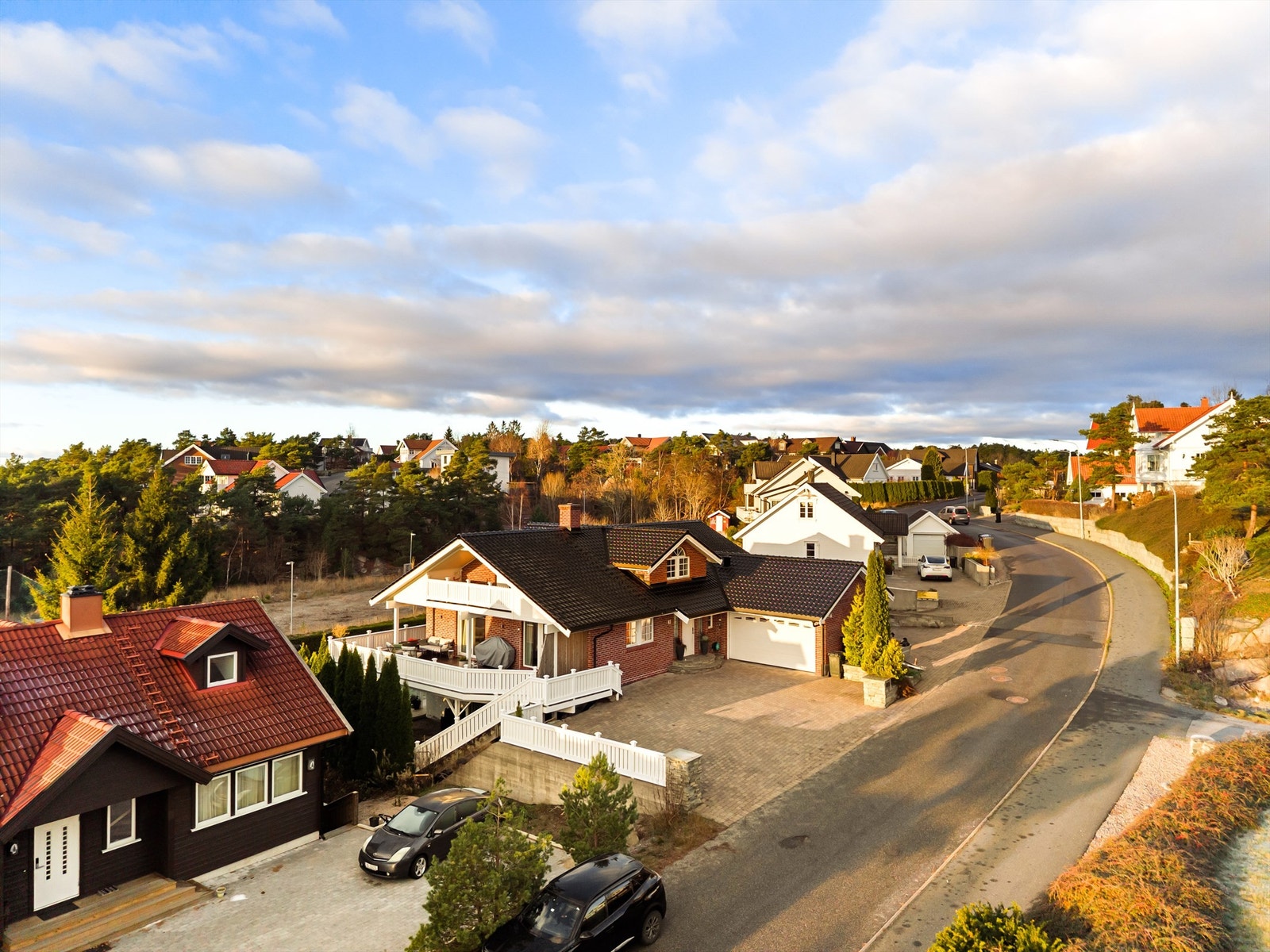 Utenom garasjen er det oppstillingsmuligheter for flere biler på den romslige gårdsplassen, utført helhetlig med belegningsstein. Galleribilde