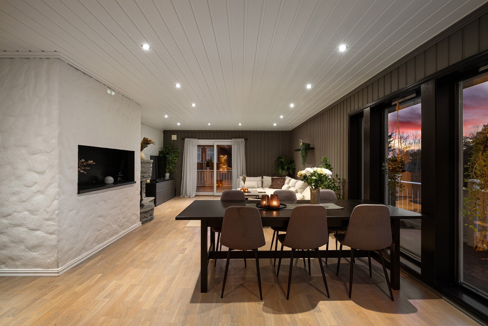 Stuen er på hele 45 kvm. Her får familien god plass til felles opphold og større sammenkomster/anledninger. Galleribilde