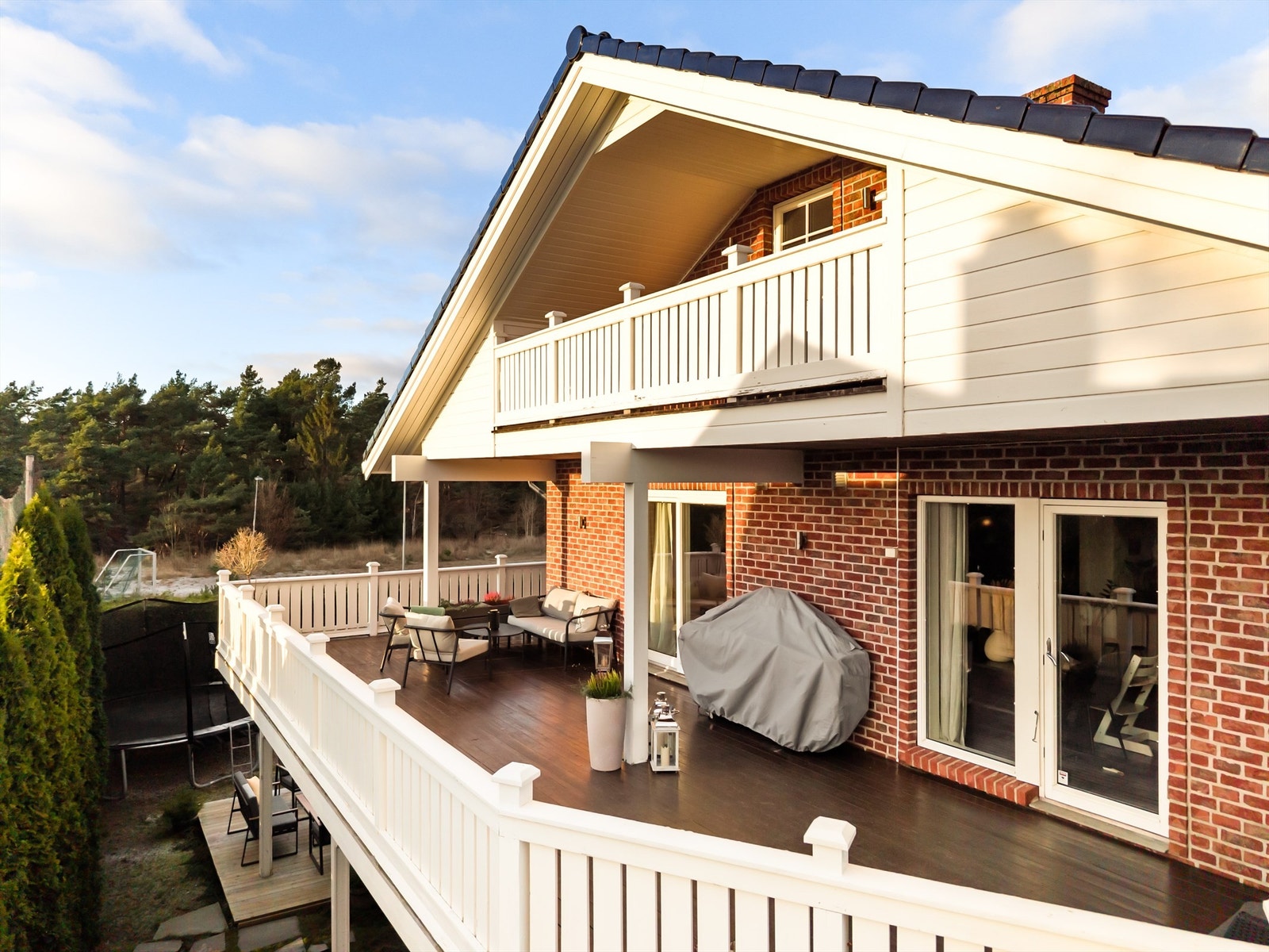 Verandaen tilknyttet andre etasje er et lunere alternativ til terrassen, hvor det også er mulig å sitte ute når været ikke er på sitt aller beste. Galleribilde