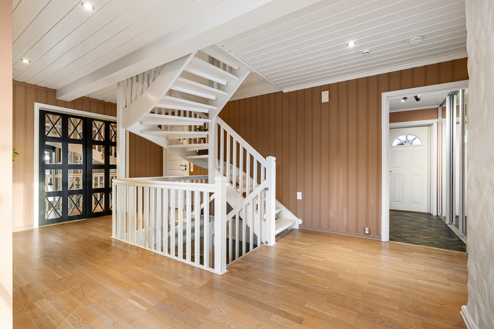 Stuen og kjøkkenet samt etasjens soverom og bad er alle tilgjengelig fra den romslige hallen. Galleribilde