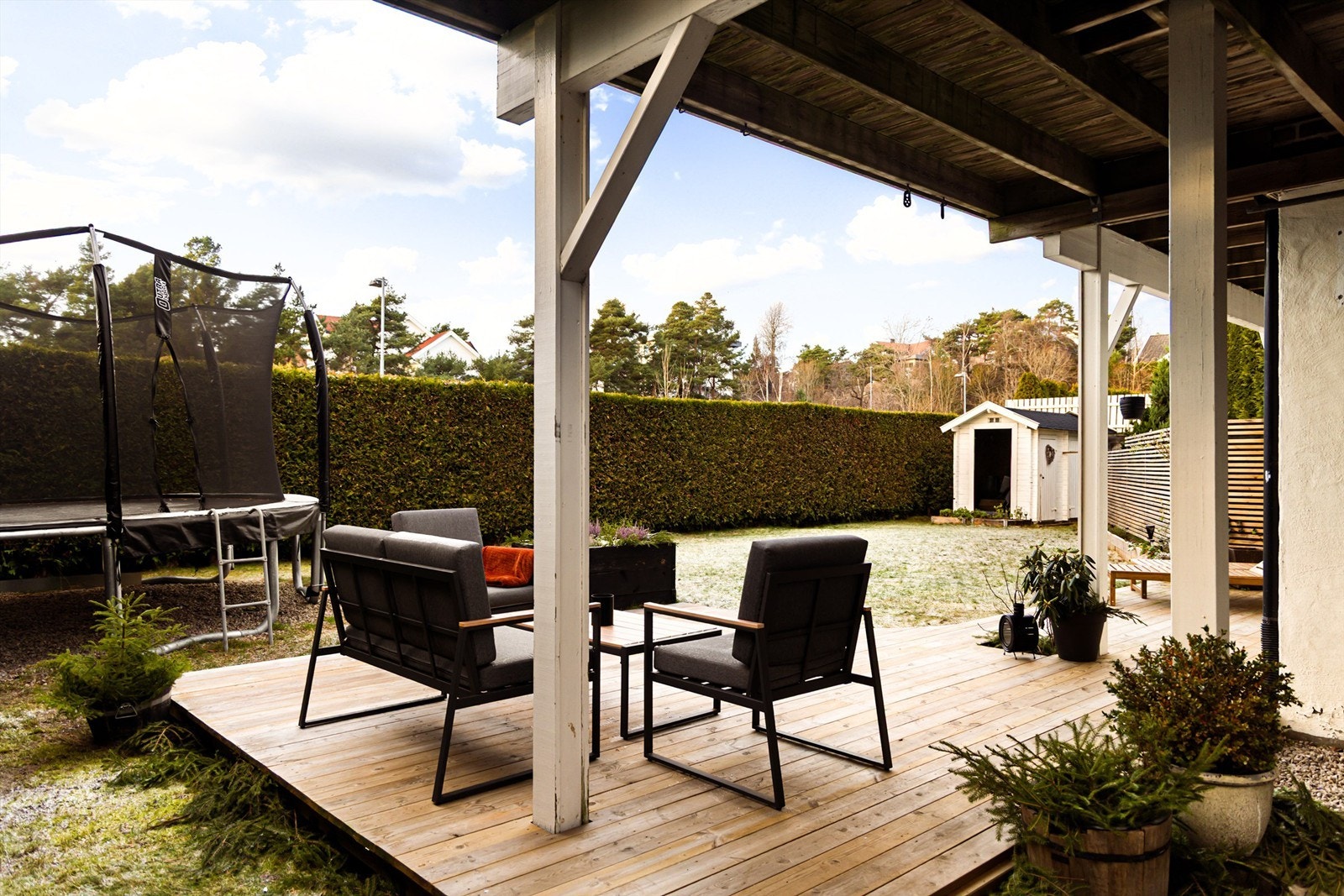 Skjermende beplantning rundt hagen begrenser effektivt innsyn fra omgivelsene. Galleribilde