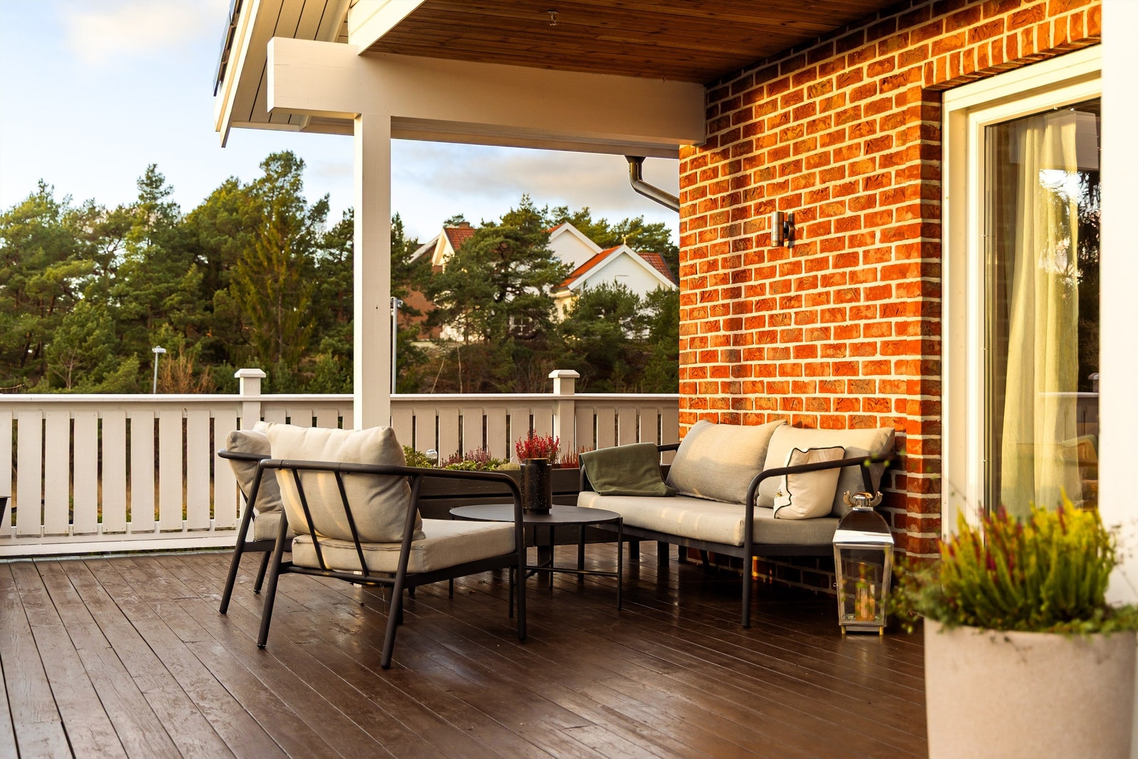 Solforholdene er meget gode. Sommerstid er det sol rundt ytterveggene fra tidlig morgen til sen kveld. Galleribilde